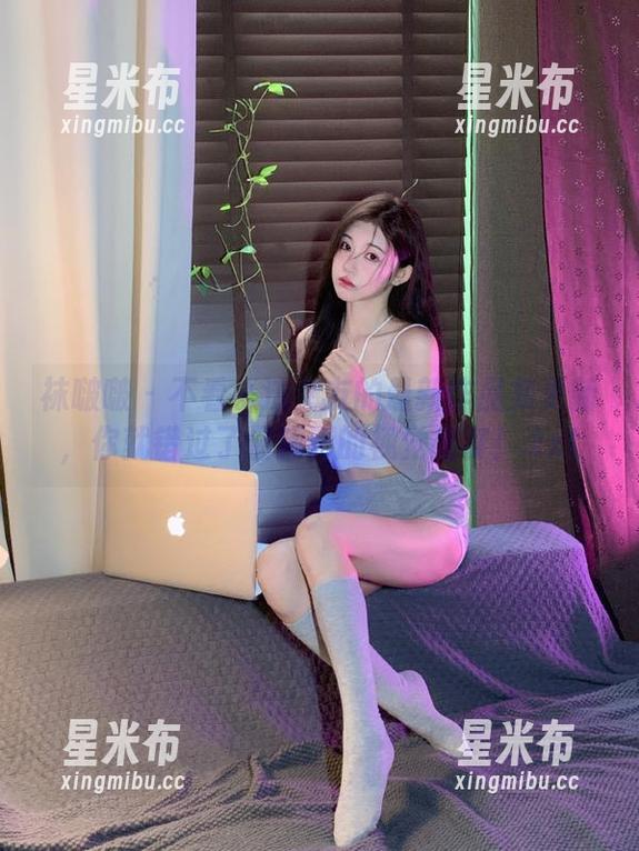 袜啵啵 - 不看小沫女友的最新作品集更新，你就错过了最精彩的视觉盛宴！.txt