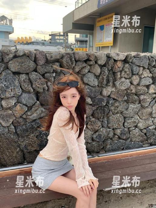 语画界-小尤奈 语画界 - 拥有修长腿部线条的小尤奈,私房写真大放异彩.txt