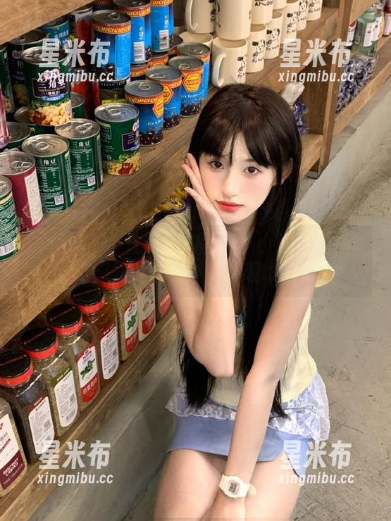 语画界 - 个性化私拍图集：小海臀Rena厨娘的独特魅力展现.txt