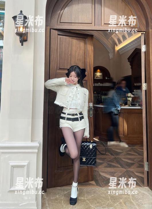 过期米线线短裙写真，观看每张原图背后的心思与创意.txt