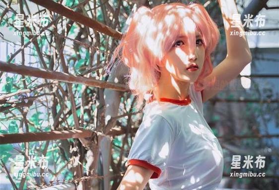 原图中的阿薰kaOri，校服写真塑造了一个充满幻想的校园cos世界.txt