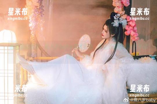 最新图库热荐：鹿八岁baby美足作品，带你领略时尚与艺术的结合！.txt